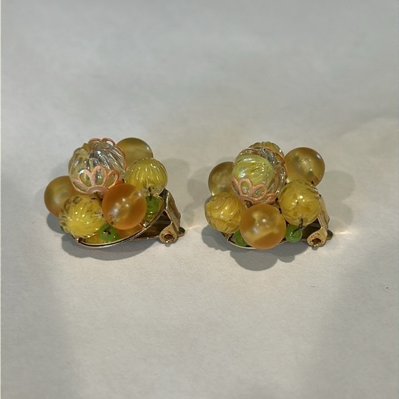 Vintage 1950s yellow round bead double strand necklace and matching earrings - Picture 4 of 9